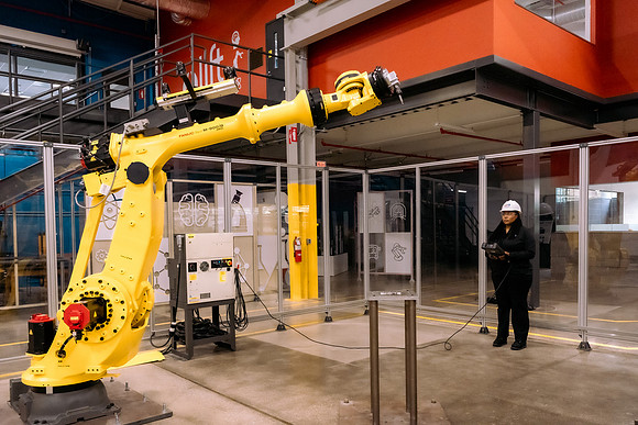 05986Lift