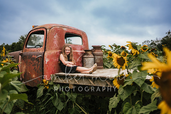 Rebekah_sunflowers-58