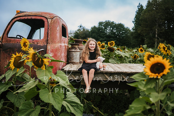 Rebekah_sunflowers-50