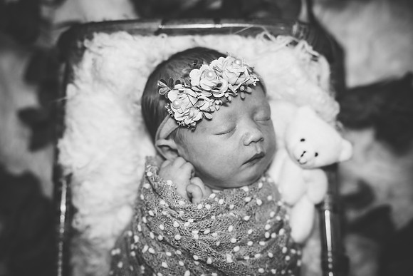 AMP06041-Edit-2_Delilah_newborn